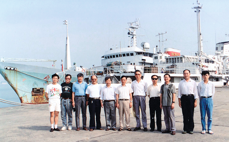 1994年南海考察远航归来。考察队员与前来迎接的同志们合影。杨士莪（左四）、杨德森（左二，后于2015年当选中国工程院院.png