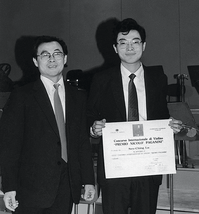 1987年获帕格尼尼国际小提琴比赛第一名后与王老师.png