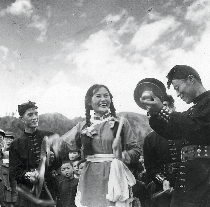 50年代-郑小瑛20岁，文工团里的大鼓手.png