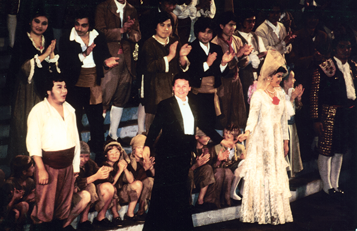 1988。7。郑小瑛指挥中央歌剧院在芬兰萨冯林纳歌剧艺术节演出了比才的歌剧《卡门》-(1).png