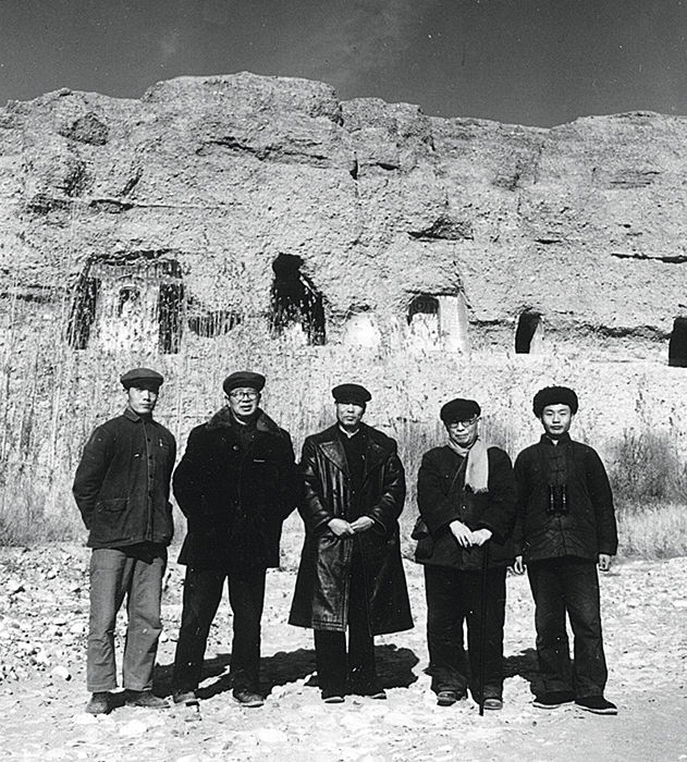 1964年在敦煌西千佛洞考察左第二人常书鸿、右第二人王静如、右第一人史金波左第一人白滨.png