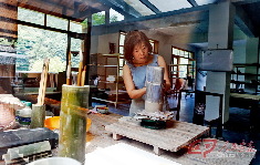 香港艺术家毓阚洋在景德镇三宝村里创作。她每年都要来景德镇待一段时间，在这里与各国艺术家交流、烧瓷，在最纯正的窑火前感受国际化的氛围。她说，这里如同陶瓷艺术的“圣地”。