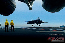 2014年4月10日，戴明盟驾驶100号歼-15舰载机在辽宁舰上阻拦着舰。 摄影 钟魁润