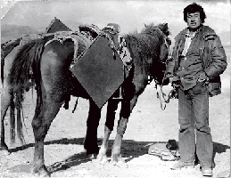 1984年，在西藏过着“一匹马、一个画板、一个人”生活的曹勇。