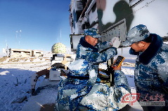 冰雪覆盖、狂风呼啸的阵地上，王老兵带领新技师对异地远程控制雷达实施紧急抢修。
