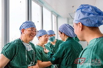 手术结束，“激光团队”常聚在一起聊聊工作之外的事。在肖水芳的引领下，头颈外科的氛围和谐，让人称羡。