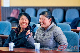 在北京举行的2016年春节天镇县在京家政服务员慰问座谈会上，来自天镇的家政服务员发言。 摄影 李国强／人民画报