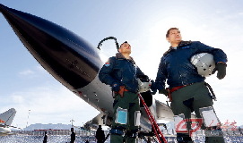 第一批由歼击机改装歼轰机的维吾尔族三代机飞行员：尼加提·库尔西（右）和表弟法尔彼·阿里木。