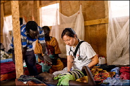 在南苏丹的迈卢特，无国界医生医护人员在为病人问诊。 摄影 Matthias  Steinbach