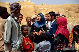 廖满嫦与无国界医生救援人员一起在也门的流离失所者营地。 摄影 Malak Shaher/MSF