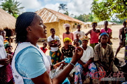 至今很多埃博拉幸存者在战胜病毒后遭受身体、社会和心理上的困扰。无国界医生的健康教育员Emma Kamara在外展活动中与村民谈论相关健康问题。 摄影 Tommy Trenchard