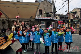 2016年3月7日，上海市黄浦区第一中心小学二 年级海豚班的志愿者服务队来到申福敬老院。