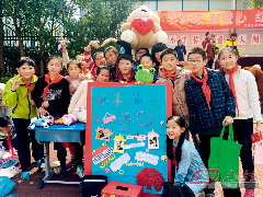 2015年3月4日，五年级毕业班在校园内发起“小手筑大爱”爱心义卖活动。
