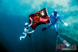 王奥林和陆文婕（左）是目前中国自由潜水最优秀的两位运动员，他们的共同目标，是让更多人爱上这项运动。