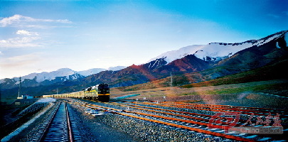 列车运行在望昆站区，与周围环境和谐相容。在青藏铁路开通运营之初，就提出了建设中是环保线，运营中也要是环保线的目标。 CFP 供图