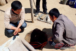 操小卫和村民一起研究如何找到稳定、便利、安全的水源。 摄影 种亚图/人民画报