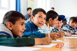 瓦恰乡夏拉夫迭村村委会，听老师讲绘画课的孩子们。