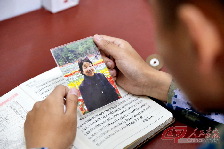 宋聪圣把奶奶的照片夹在日记本中，想念奶奶的时候就拿出来看看。