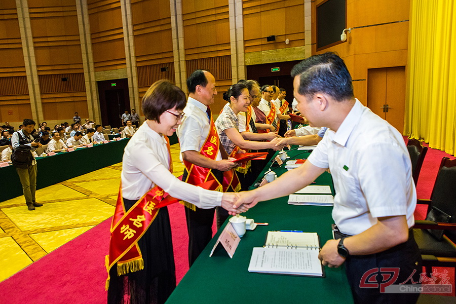 2018年6月5日，纪念李时珍诞辰500周年暨中医药振兴发展大会在湖北武汉召开。图为获评为湖北省中医大师和名师的中医医师上台领奖 。.jpg