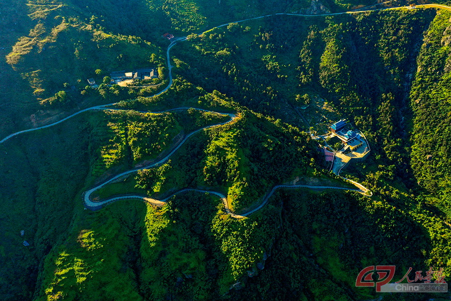 从高处眺望苍南县矾山镇，原本裸露的矿山山体，如今恢复了往日的绿色生机。1 (2).jpg