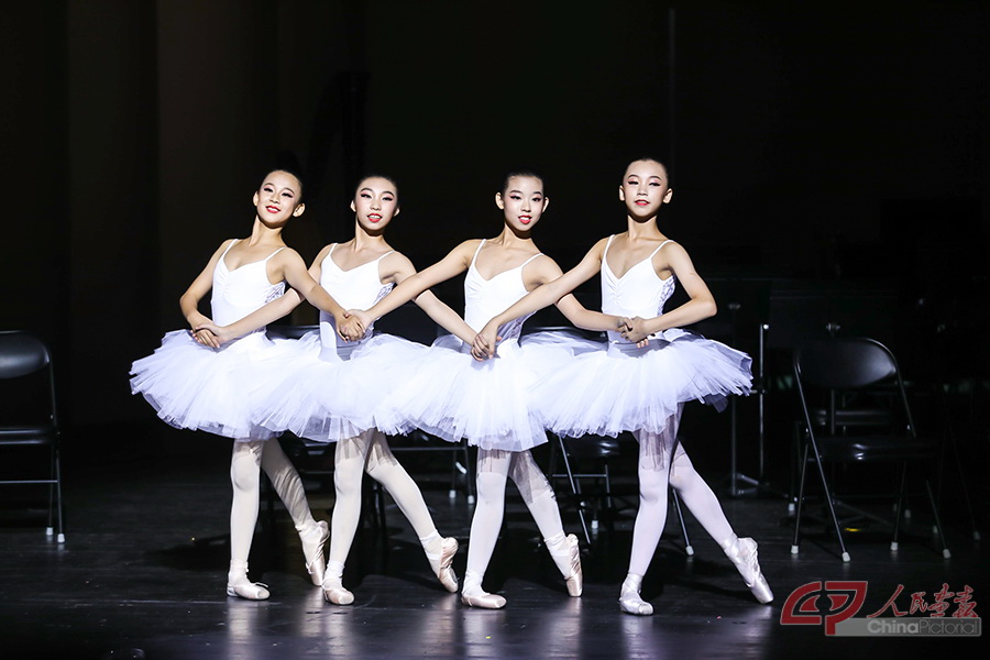 端村芭蕾舞班的“四小天鹅”演出.jpg