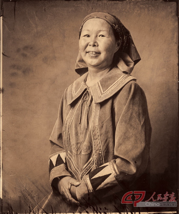 布冬霞（生于1976年）《中国最后的驯鹿部落系列》王伟.jpg