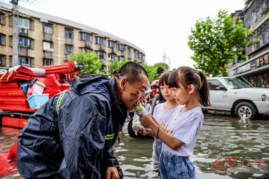 7月16日，浙江湖州南浔区受暴雨影响，辖区内出现内涝。当地消防部门迅速出动救援，展开排涝行动。期间，当地志愿者为坚守一线.jpg