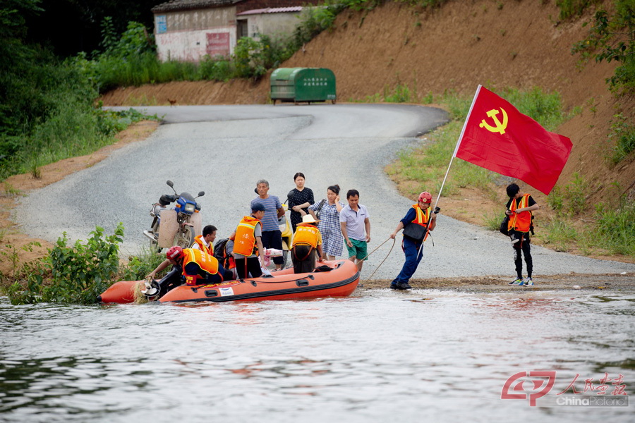 7月19日，湖北消防救援总队增援江西抗洪突击队出动38人、6车、6艘舟艇，分成4个战斗编队转战九江市湖口县舜德乡灰山王家.jpg