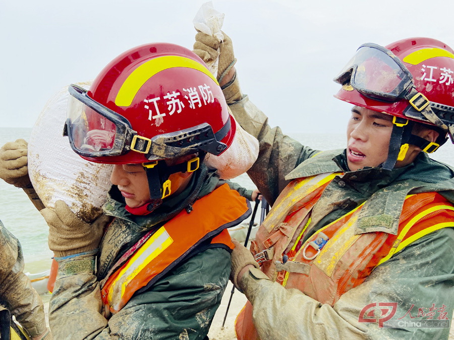 近期，太湖水位持续超警戒，加上无锡宜兴市降雨频繁，防汛形势非常严峻。江苏省淮安市消防救援支队防汛抢险救援队，对环太湖大堤.jpg