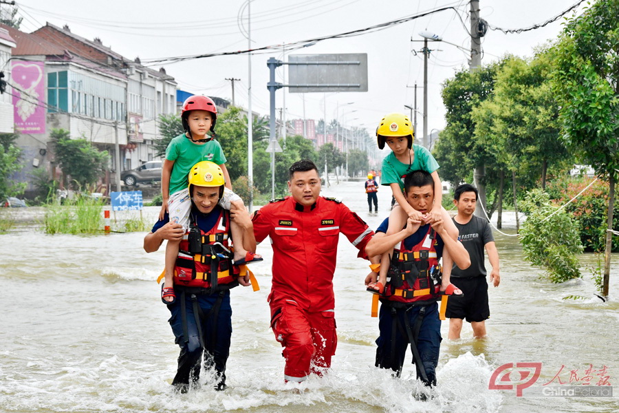 在安徽六安市裕安区固镇镇的一对可爱姐弟俩，被来自河南省消防救援总队郑州支队的“消防员叔叔”从洪水围困的家中救出 。消防救.jpg