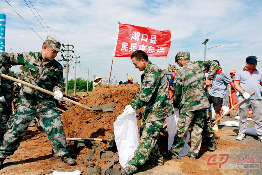7月12日，民兵徐萍和战友们一起修筑子堤.jpg