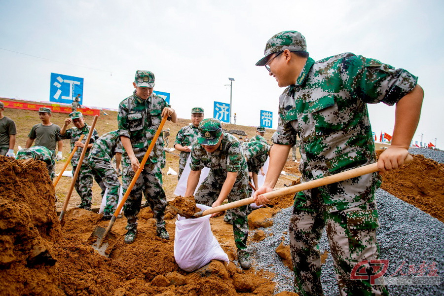民兵队伍装填沙袋，用于构筑支墩.jpg