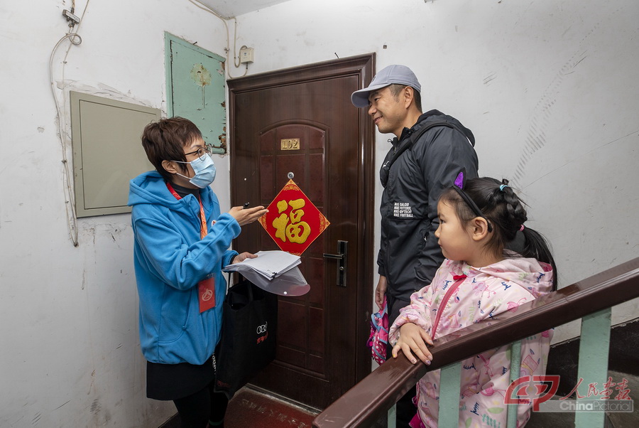 普查员在小区走访过程中，遇到邻居都会询问是否完成了住户信息登记。BO0I6830.JPG