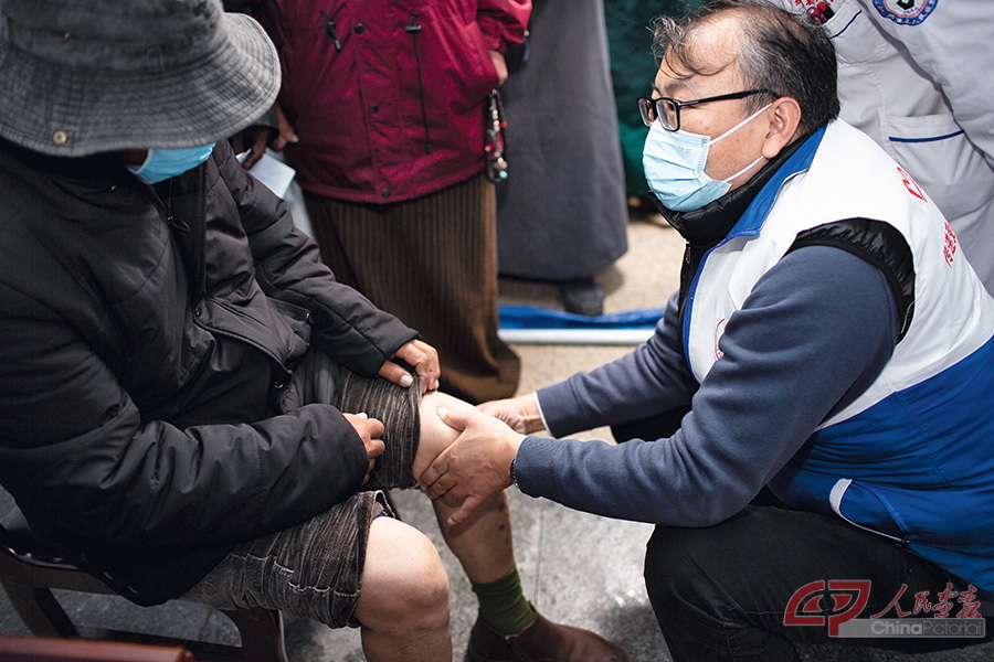 _INB7552-北京市第六人民医院孙祯杰医生为一当地藏民诊断腿部疾病.jpg