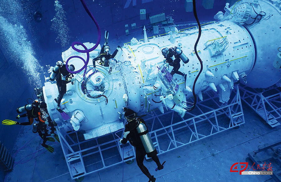 航天员在水下出舱训练中  水下摄影：徐部 (8) 拷贝.jpg