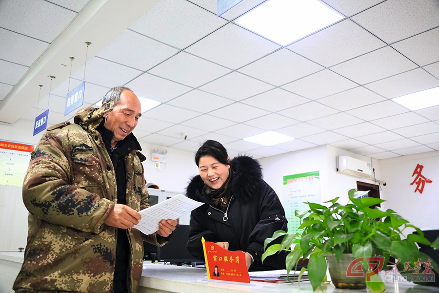 刘娟在便民服务中心帮助前来咨询政策的老人，详细解释政策。 (3).jpg