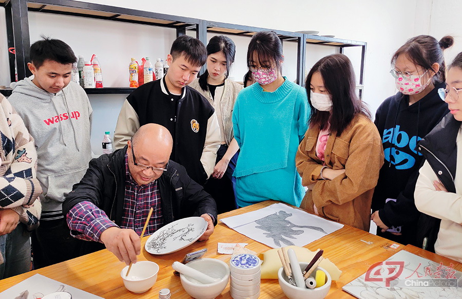 景德镇陶瓷大学邹晓松教授为学生们示范粉彩技法.jpg