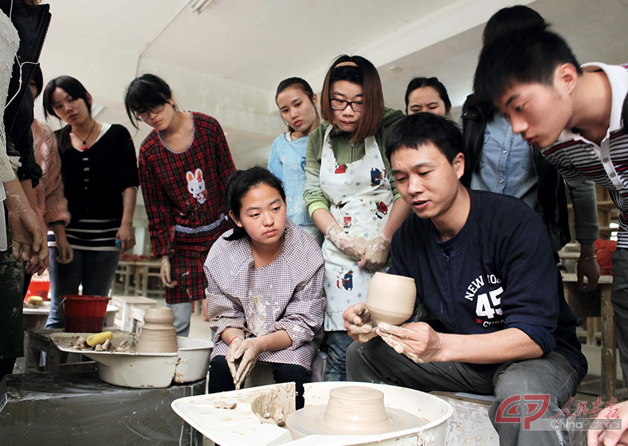 （2）艺术类学生在上专业课.jpg