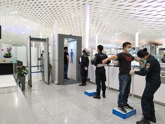 深圳宝安机场的同方威视毫米波人体检查仪.png