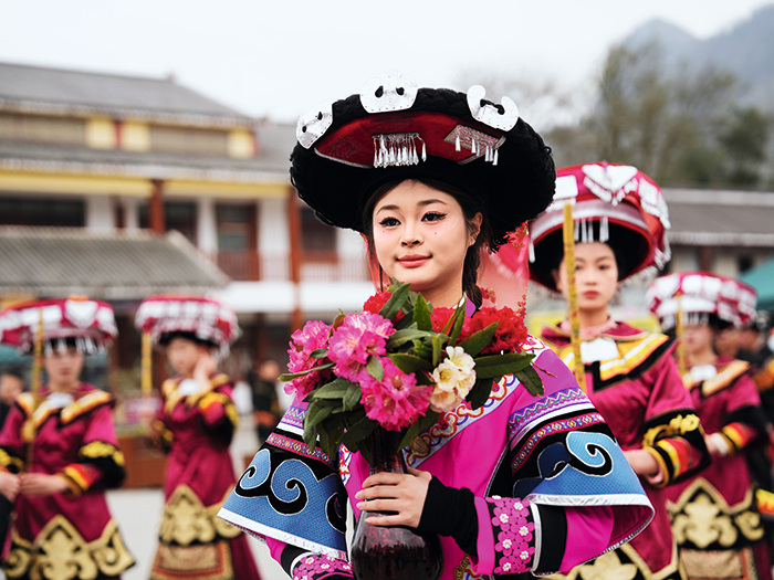 3月28日，贵州毕节百里杜鹃非遗展示祭花神活动现场的花仙子（杨品益摄）.png
