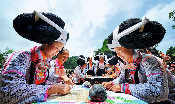苗绣制作传承-毕节宣传部.png