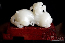 《貔貅》 12x5.6x7.2cm 2011年中国玉石雕“百花奖”金奖