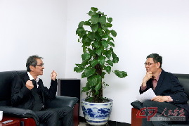 泷田洋二郎接受王众一（右）专访。 摄影 陈克