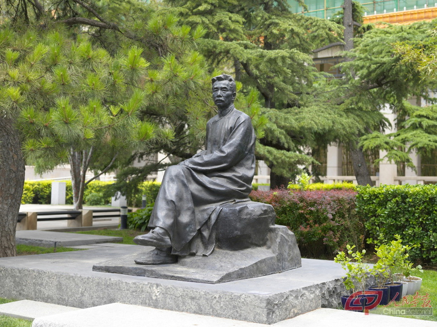 张文新 鲁迅坐像 1961年 194×142×203cm 中国美术馆藏.jpg