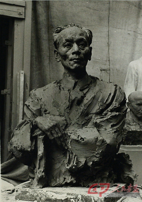 谢尔盖•谢利哈诺夫 《画家蒋兆和》雕塑 石膏 1957（创作于莫斯科）  80×60×40cm 艺术家家庭收藏.jpg
