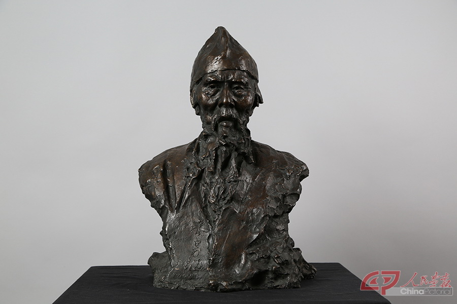谢尔盖•谢利哈诺夫 《齐白石》雕塑 石膏 1957 （创作于北京）  63×43×24cm 艺术家家庭收藏.jpg