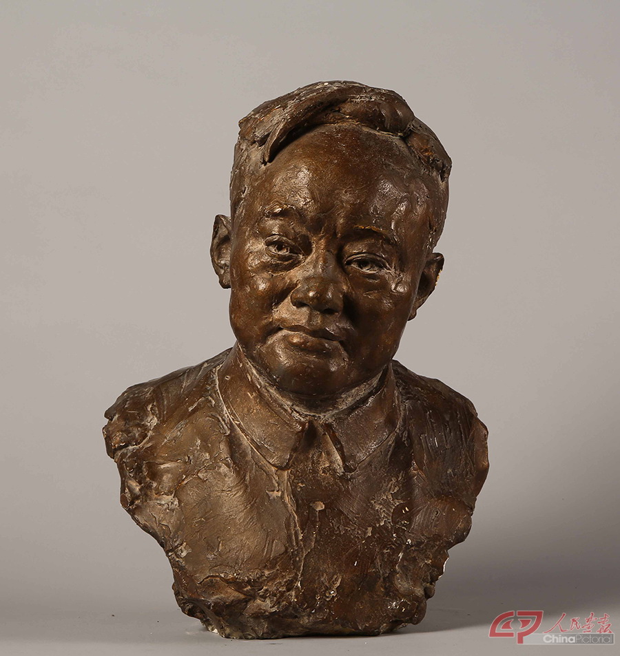 谢尔盖•谢利哈诺夫 《作家巴金像》雕塑 石膏 1957（创作于上海）  47×32×23cm 艺术家家庭收藏.jpg