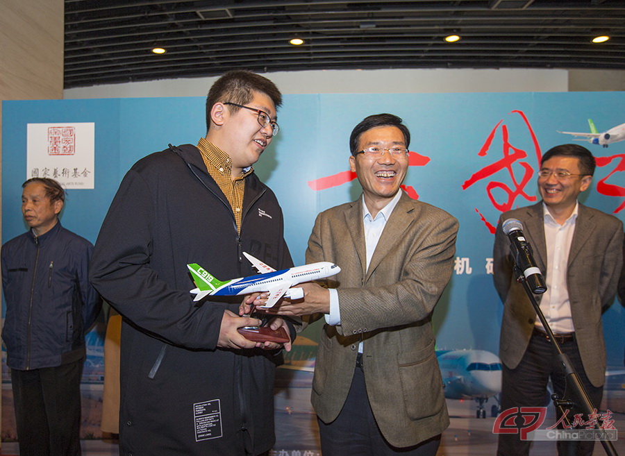 中国商用飞机有限责任公司新闻中心主任殷秀峰向北京航天航空大学学生赠送C919客机模型.jpg