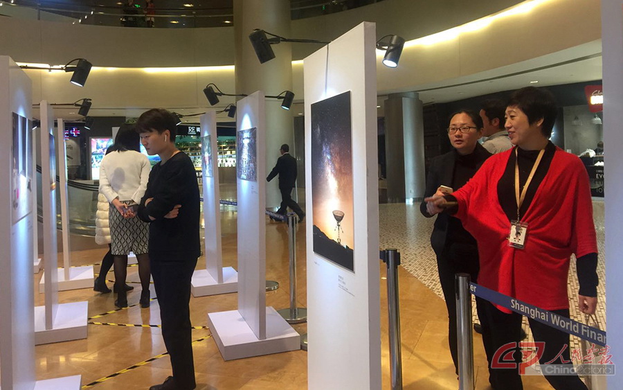 游客参观图片展.jpg