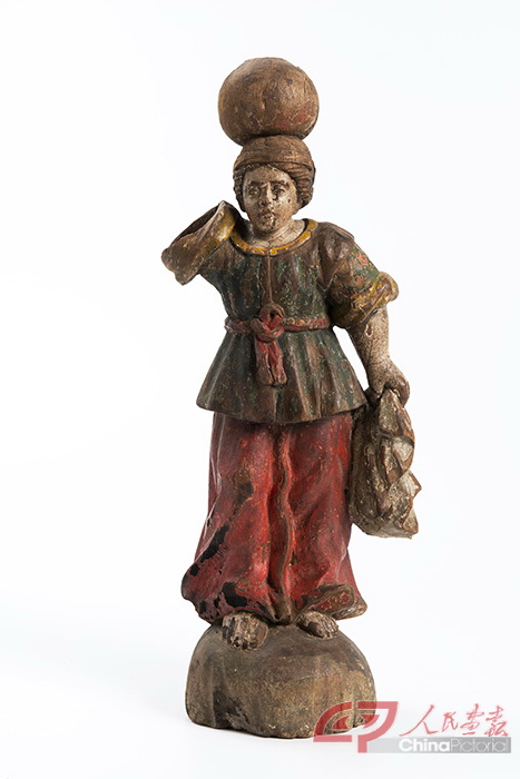 洗衣妇 彩色木雕 18世纪 51厘米×17厘米×12厘米.jpg